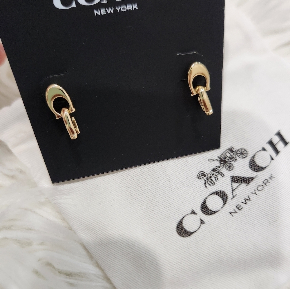 💛🔹️ COACH🔹️ Signature Interlicking 'C' gold Earrings - Picture 2 of 6